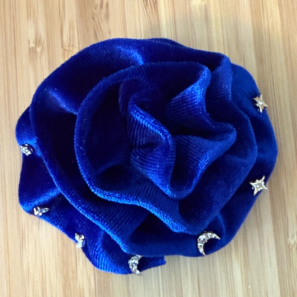 FREE PEOPLE Rosette Brooch with Stud earrings pack Gold Tone NWT Blue
